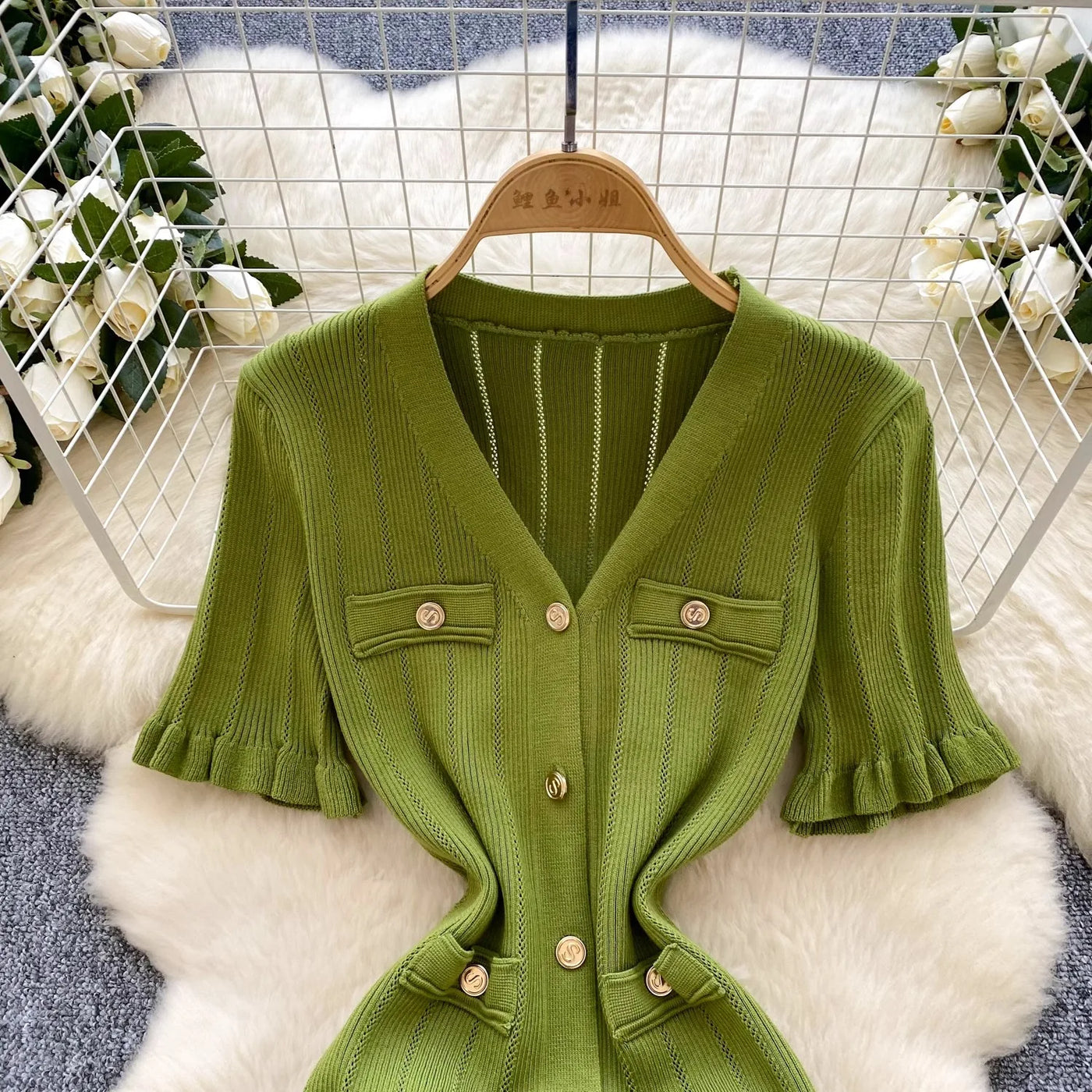 Moderne Vintage Jurk – Strakke Pasvorm met Romantisch Detail