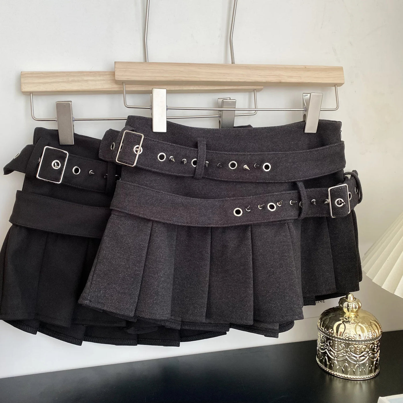 Trendy Minirok met Riem – Verleidelijk Retrodesign